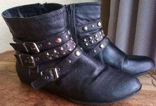 BLACK ANKLE STUDDED BOOTS SIZE 9