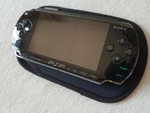 Playstation Portable (PSP 1000) + Original box + 7 Games