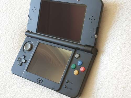 'New' Nintendo 3DS Console + 8 Games + Original Box