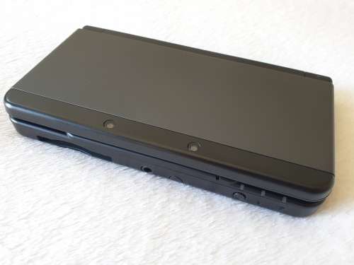'New' Nintendo 3DS Console + 8 Games + Original Box