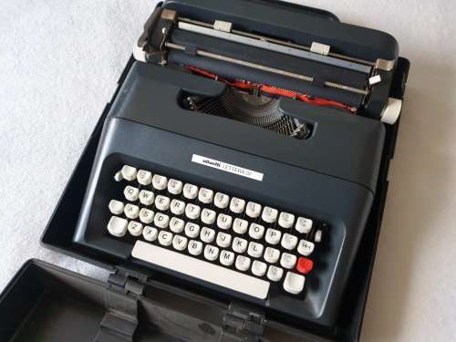 Ollivetti - Lettera 37 Typewriter + Case