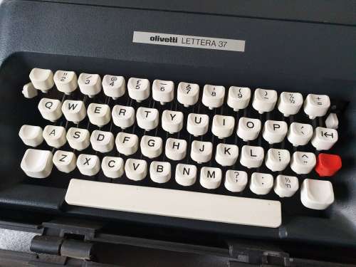Ollivetti - Lettera 37 Typewriter + Case