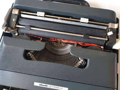 Ollivetti - Lettera 37 Typewriter + Case