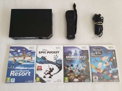 Nintendo Wii Console + 4 Games + Wiimote & Nunchuck