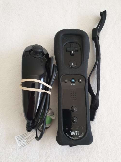 Nintendo Wii Console + 4 Games + Wiimote & Nunchuck