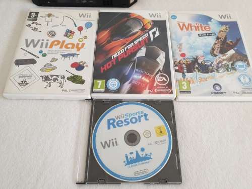 Nintendo Wii Console + 4 Games