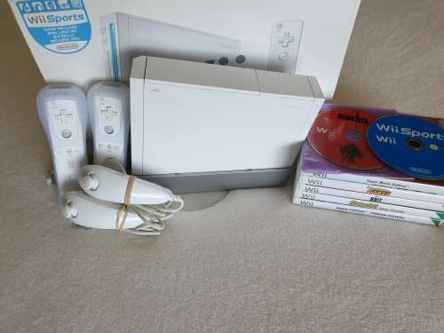 Nintendo Wii Console + 7 Games + 2 Controllers