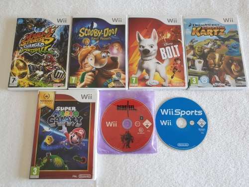Nintendo Wii Console + 7 Games + 2 Controllers