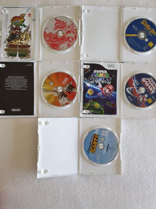 Nintendo Wii Console + 7 Games + 2 Controllers