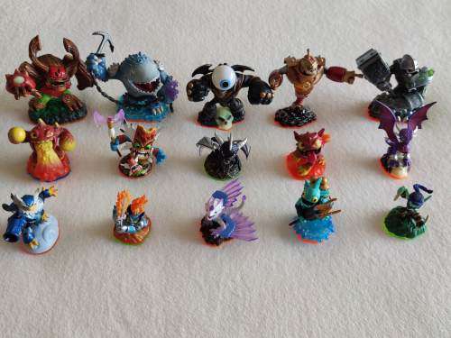 Skylanders Giants + Portal + 15 Figurines + Carry Bag - Nintendo Wii Game (PAL)