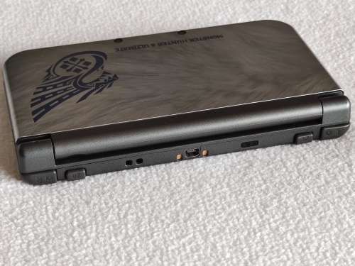 `New` Nintendo 3DS XL Console - Monster Hunter 4 Utimate Edition