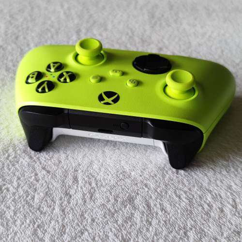 Xbox Wireless Controller - Pulse Red