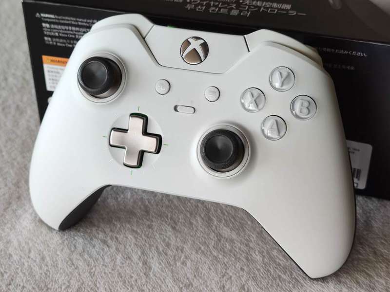 Xbox Elite Wireless Controller - Xbox One / Windows