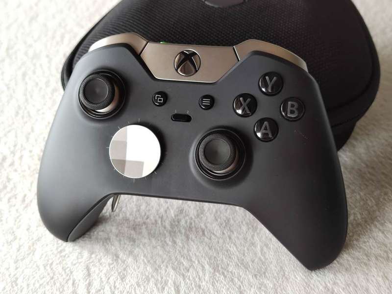 Xbox Elite Wireless Controller - Xbox One / Windows