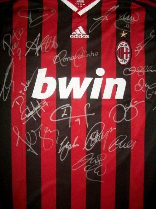 AC MILAN SIGNED 09/10 SQUAD SHIRT WITH COA - ***RONALDINHO *** BECKHAM***