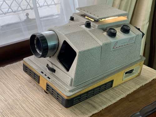 Vintage REVERE Slide Projector Model XP-888 in Carrying Case
