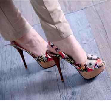 Floral high heel Pumps White ( Size 3.5 - 6 )