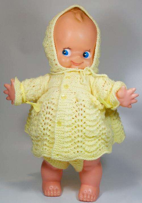 AM I NOT GORGEOUS - Kewpie doll in excellent condition - 55 cm tall - includes handknitted outfit