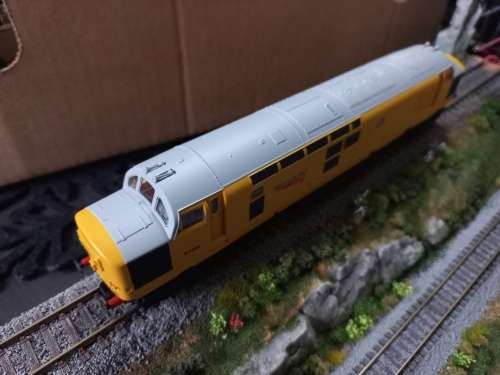 Hornby HO Class 37 Co-Co Diesel Locomotive - DCC with Sound Fitted