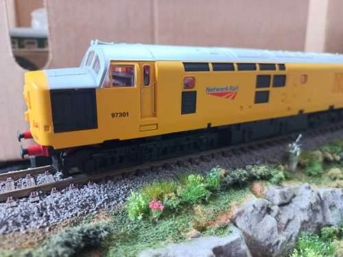 Hornby HO Class 37 Co-Co Diesel Locomotive - DCC with Sound Fitted