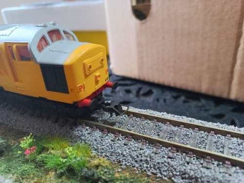 Hornby HO Class 37 Co-Co Diesel Locomotive - DCC with Sound Fitted