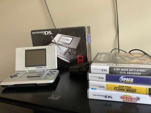 Original Nintendo DS with 4 Games In Original boxing with charger Fantastic Condition