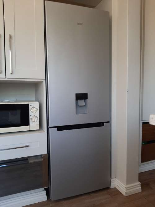 KIC 314 l Bottom Fridge/Freezer with Water Dispenser (Scratch on front, see picture)