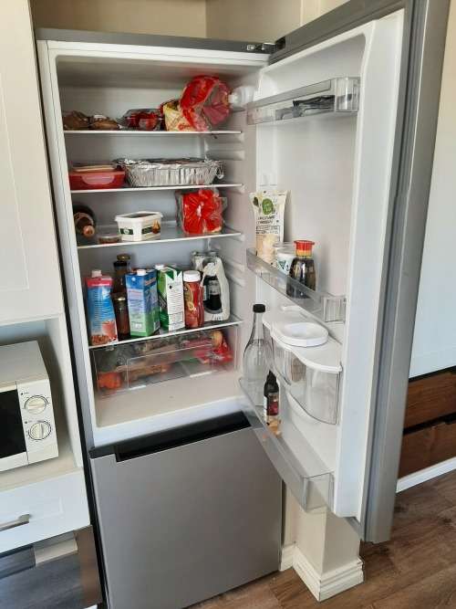 KIC 314 l Bottom Fridge/Freezer with Water Dispenser (Scratch on front, see picture)