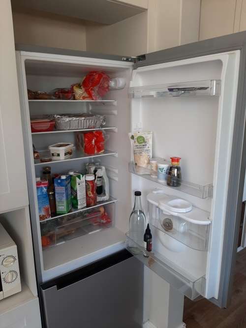 KIC 314 l Bottom Fridge/Freezer with Water Dispenser (Scratch on front, see picture)