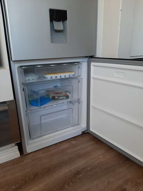 KIC 314 l Bottom Fridge/Freezer with Water Dispenser (Scratch on front, see picture)