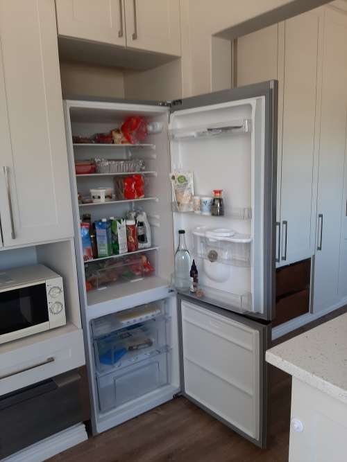 KIC 314 l Bottom Fridge/Freezer with Water Dispenser (Scratch on front, see picture)