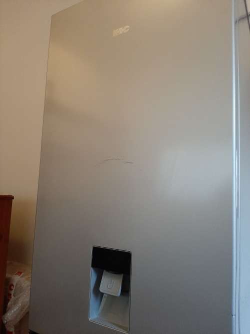 KIC 314 l Bottom Fridge/Freezer with Water Dispenser (Scratch on front, see picture)