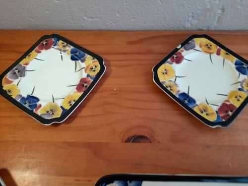 Large Royal Doulton serving plate with 6 smaller matching plates(1 with a small chip)