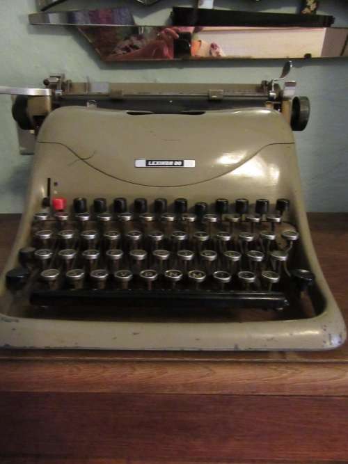 Vintage Olivetti Lexikon 80 Typewriter