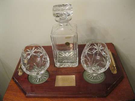 Old Chateau Brandy Wooden Tray with Brass Handles & 2x Crystal Glasses & Decanter