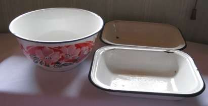 Vintage Enamel Floral Mixing Bowl with 2x Enamel Pie Dishes