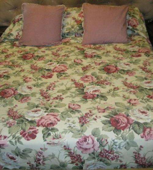 Stunning Rose Bedspread / Quilt Reversible with Matching Striped Cushions Kingsize Bed.