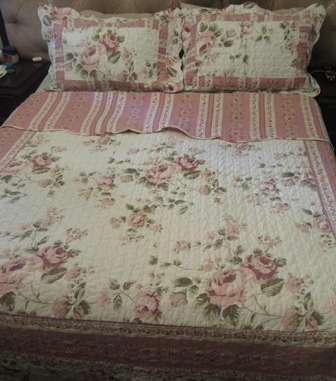 Gorgeous Reversible Queen/ Double Size  Quilted Bedspread with Pink Roses & Matching Pillowcases