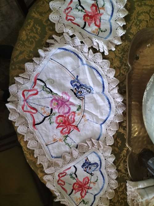 Embroiderd Fan Shaped Tray Cloth Set