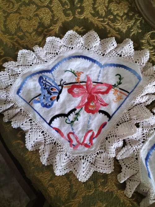 Embroiderd Fan Shaped Tray Cloth Set