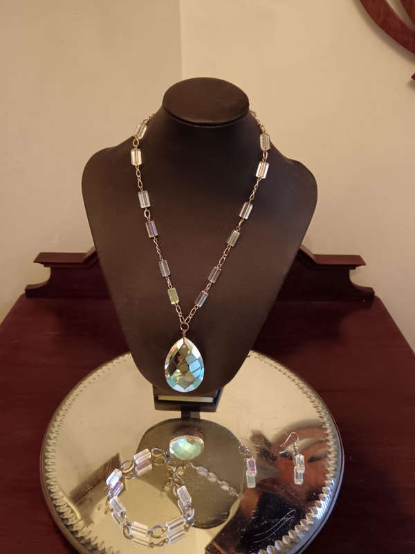 Vintage  Crystal  Style Necklace, Bracelet & Earrings