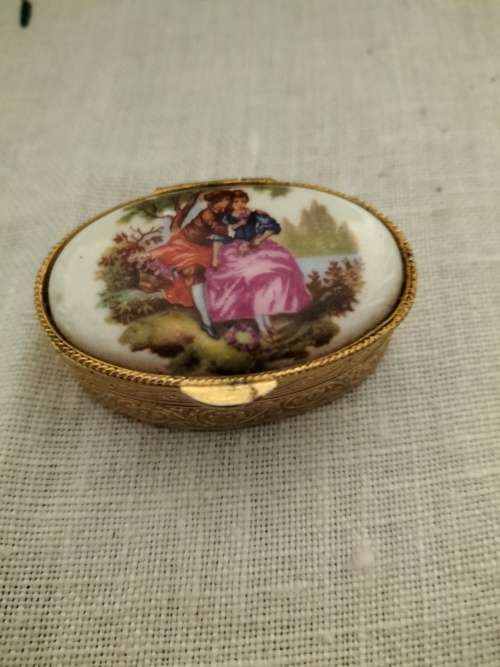 Loving Couple Porcelain Snuff box