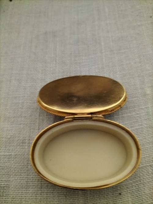 Loving Couple Porcelain Snuff box