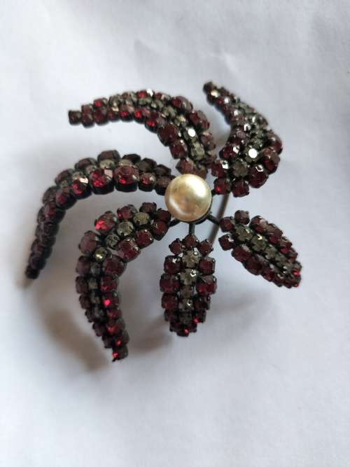Red Stones Brooch With Pearl