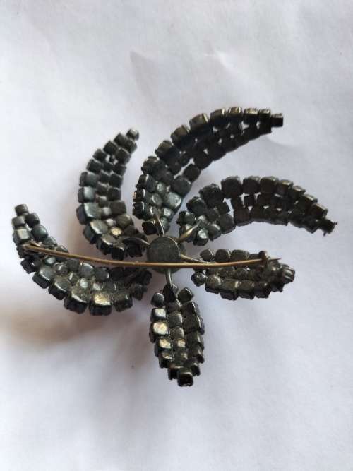 Red Stones Brooch With Pearl