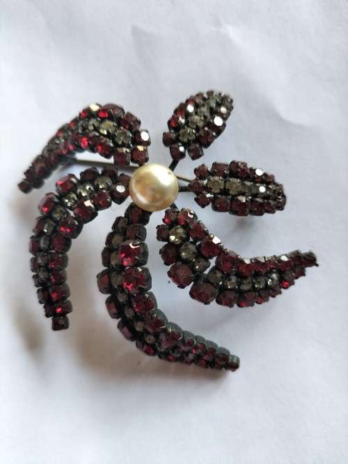 Red Stones Brooch With Pearl