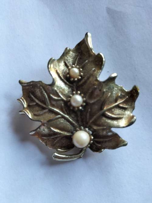 Hollywood Vintage Leaf Brooch with Pearls