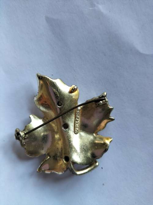 Hollywood Vintage Leaf Brooch with Pearls