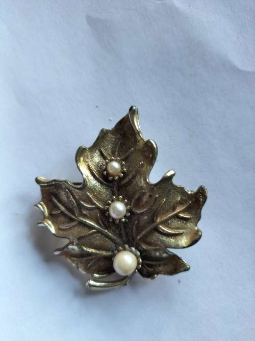 Hollywood Vintage Leaf Brooch with Pearls