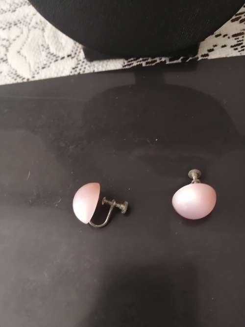 Vintage pearlized Pink necklace with matching earrings
